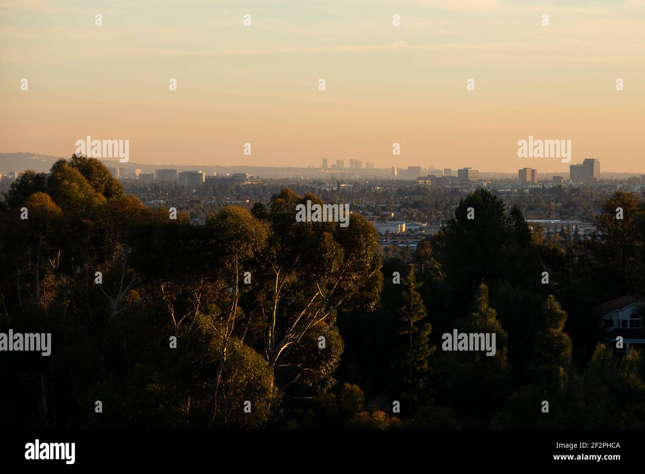 Vue au coucher du soleil sur les gratte-ciel du comté d'Orange de Santa Ana, Orange, Costa Mesa et Newport Beach, Californie, ÉTATS-UNIS. Banque D'Images