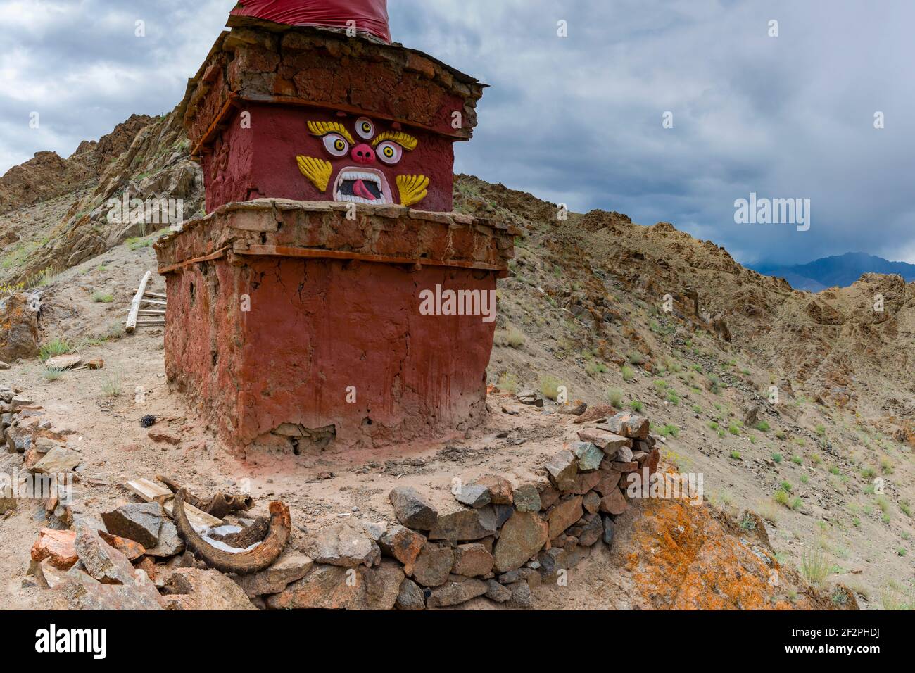 Lhato peint en rouge, siège des esprits de gardien en colère, Ladakh, Jammu et Cachemire, Inde, Asie Banque D'Images