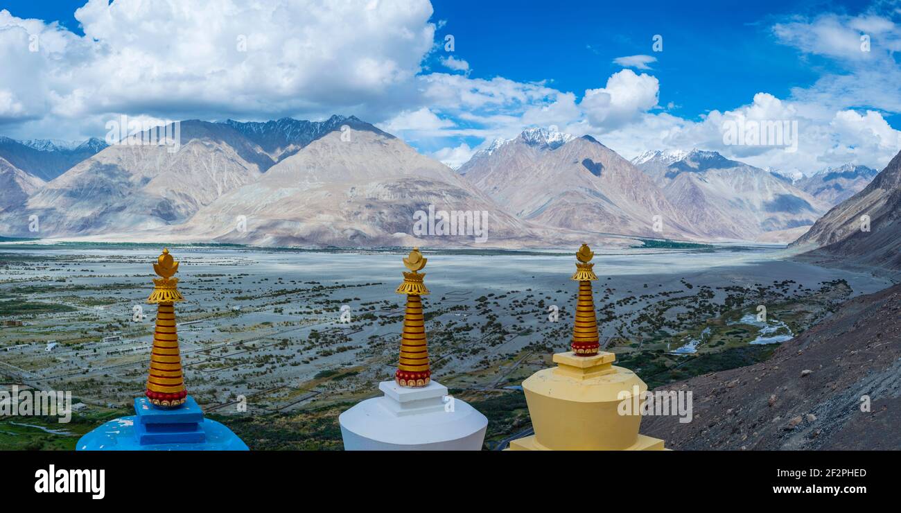 Groupe de Chorten au Monastère Diskit, Gompa, Hunder, Nubra Valley, Ladakh, Jammu-et-Cachemire, Himalaya indien, Inde du Nord, Inde, Asie Banque D'Images