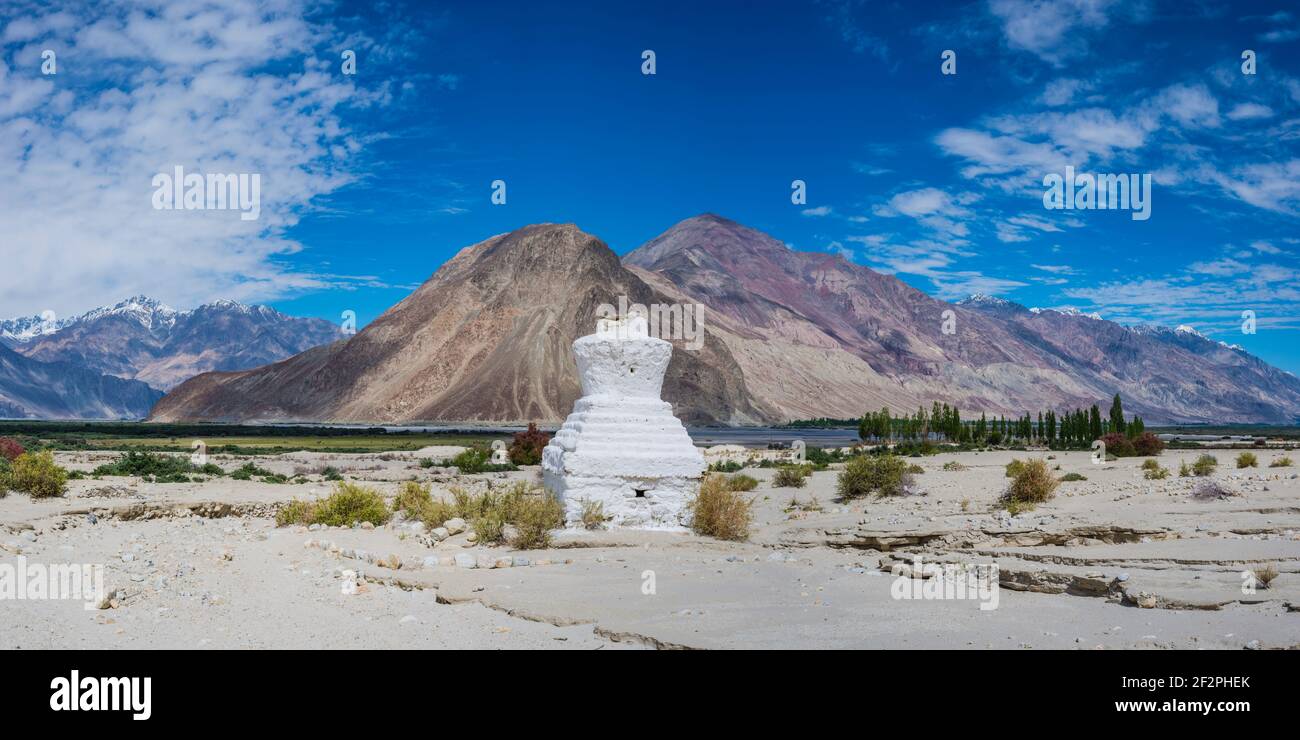 Tschörten près de Hunder, Nubra Valley, Ladakh, Jammu et Cachemire, Himalaya indien, Inde du Nord, Inde, Asie Banque D'Images