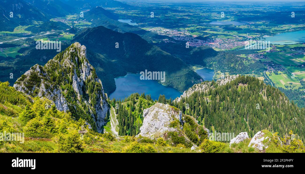 Panorama de Säuling, 2047m, à Pilgerschrofen, 1759m, et le paysage du lac près de Füssen, Ostallgäu, Bavière, Allemagne, Europe Banque D'Images