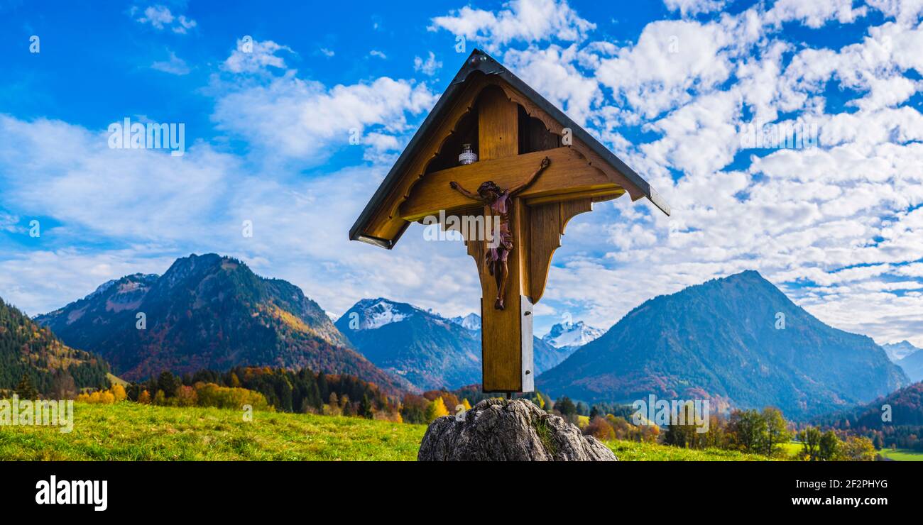 Field cross près d'Oberstdorf, derrière elle le Trettachtal et Allgäu montagnes, Oberallgäu, Bavière, Allemagne, Europe Banque D'Images