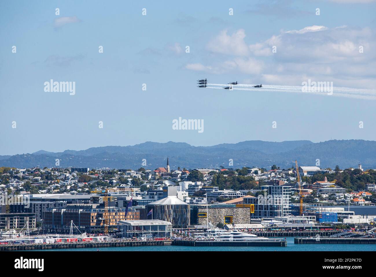 Un fluypast par formation de six navires T-6C Texan II du Royal New Zealand Air Force over the America’s Cup Village À Auckland, Nouvelle-Zélande Banque D'Images