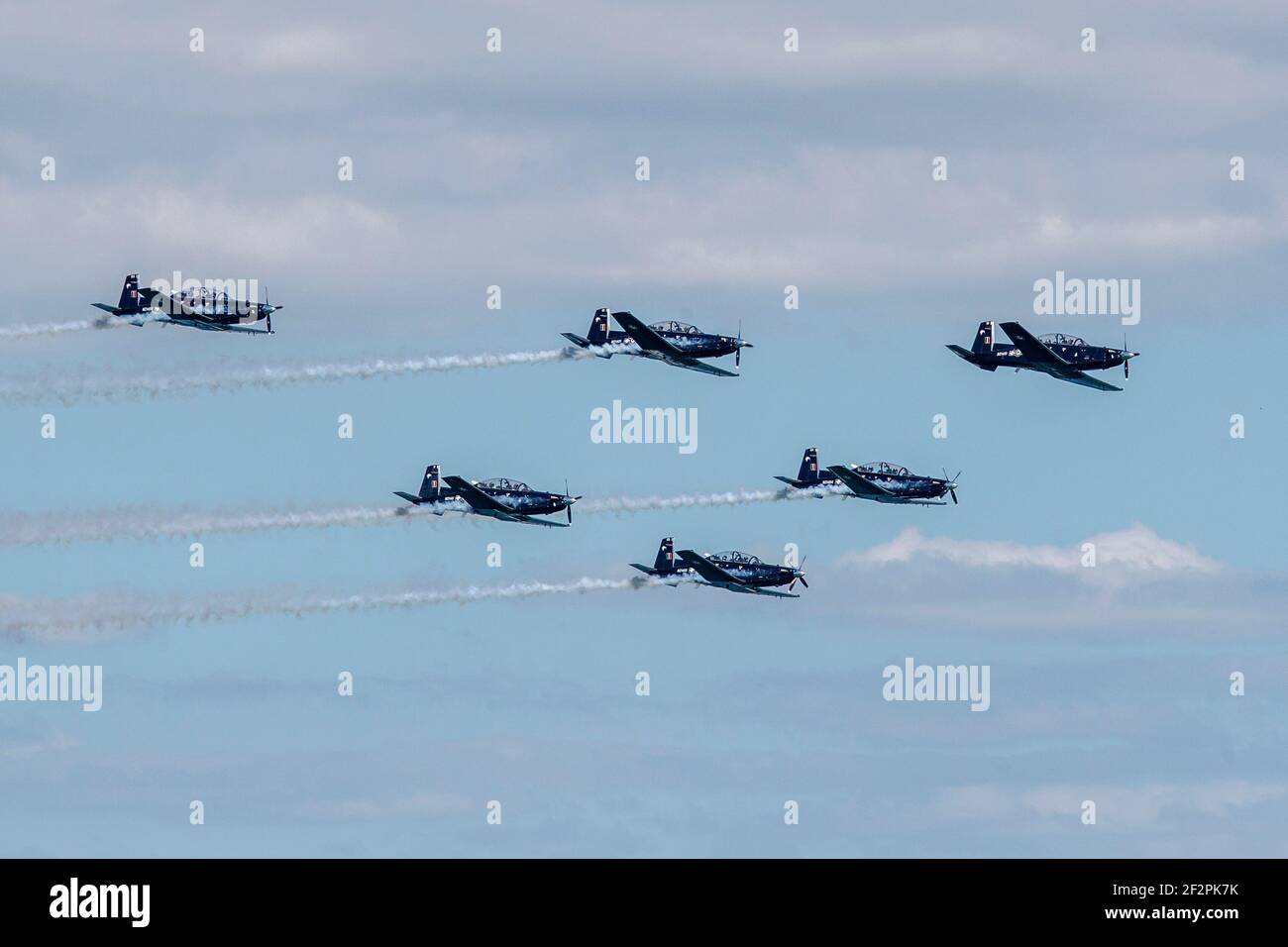 Un fluypast par formation de six navires T-6C Texan II du Royal New Zealand Air Force over the America’s Cup Village À Auckland, Nouvelle-Zélande Banque D'Images