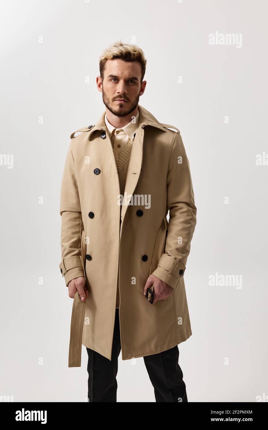jeune homme élégant, manteau beige et pantalon, coupe courte vue modèle de  chandail Photo Stock - Alamy