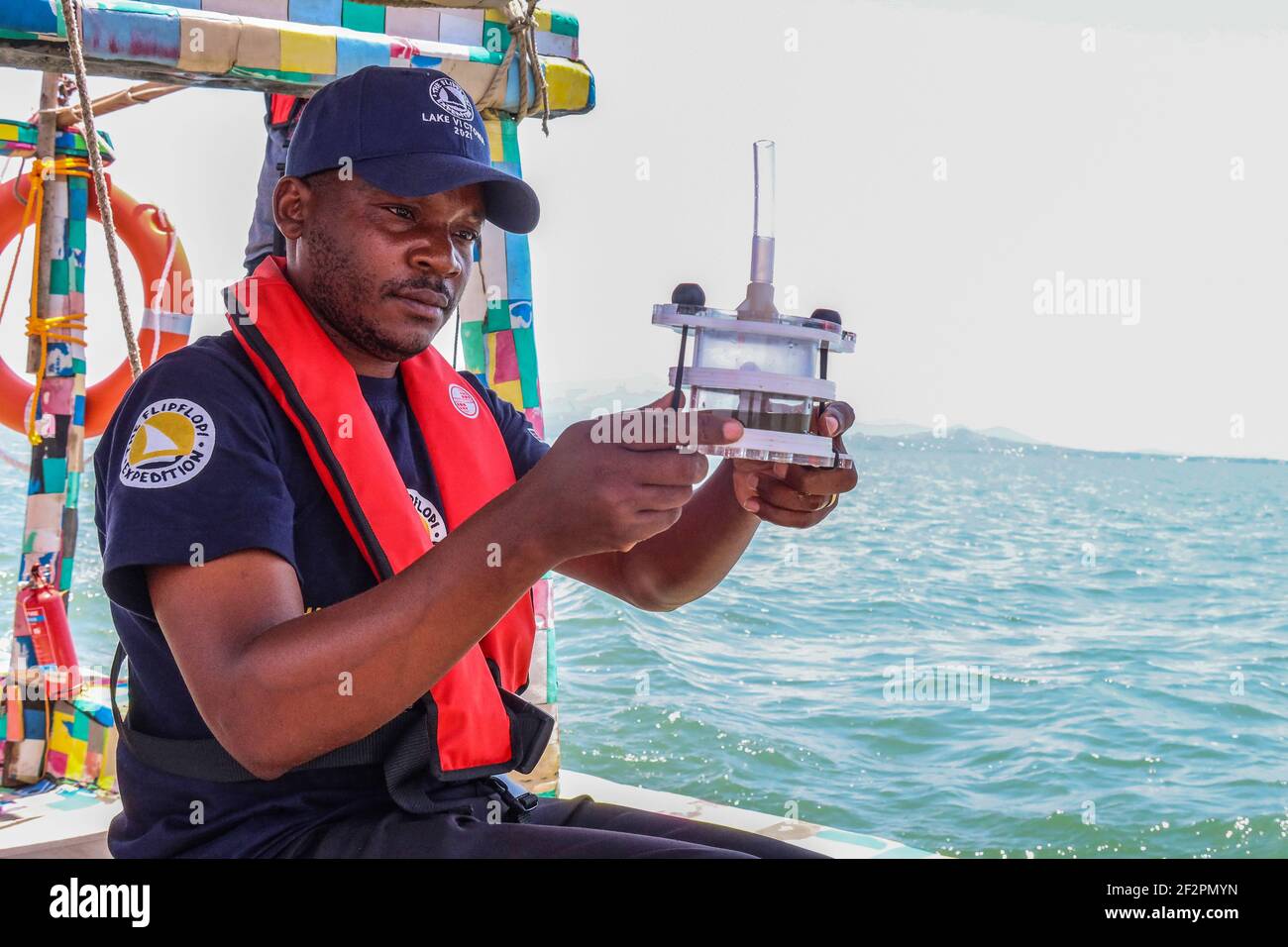 Kisumu, Nyanza, Kenya. 9 mars 2021. Bahati Mayoma assemble un échantillonneur d'eau profonde en micro-plastique au cours des enquêtes. Bahati Mayoma, un chercheur tanzanien spécialisé dans l'écologie aquatique et la gestion de la pollution, étudie l'étendue de la pollution en micro-plastique dans le lac Victoria. Crédit : James Wakibia/SOPA Images/ZUMA Wire/Alay Live News Banque D'Images