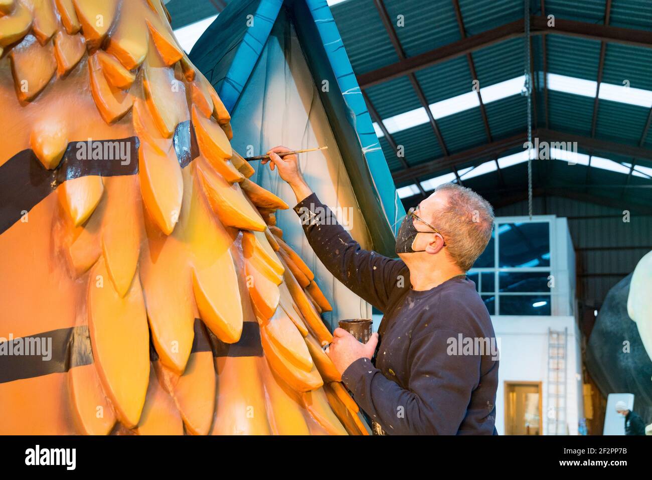 Benaguacil, Espagne. 2 février 2021. José Manuel Felip a vu peindre les Falla.les Fallas de Valence ont été suspendues en raison de la situation sanitaire provoquée par la pandémie de Covid19. L'usine de Fallas doit attendre jusqu'au deuxième semestre de 2021. La Fla principale de la Plaza del Ayuntamiento est déjà entrée dans la phase finale de construction. Les derniers détails sont faits à l'atelier de l'artiste Fallas Alejandro Santaeulalia, avec l'artiste et designer Antonio Segura Donat crédit: Xisco Navarro/SOPA Images/ZUMA Wire/Alay Live News Banque D'Images