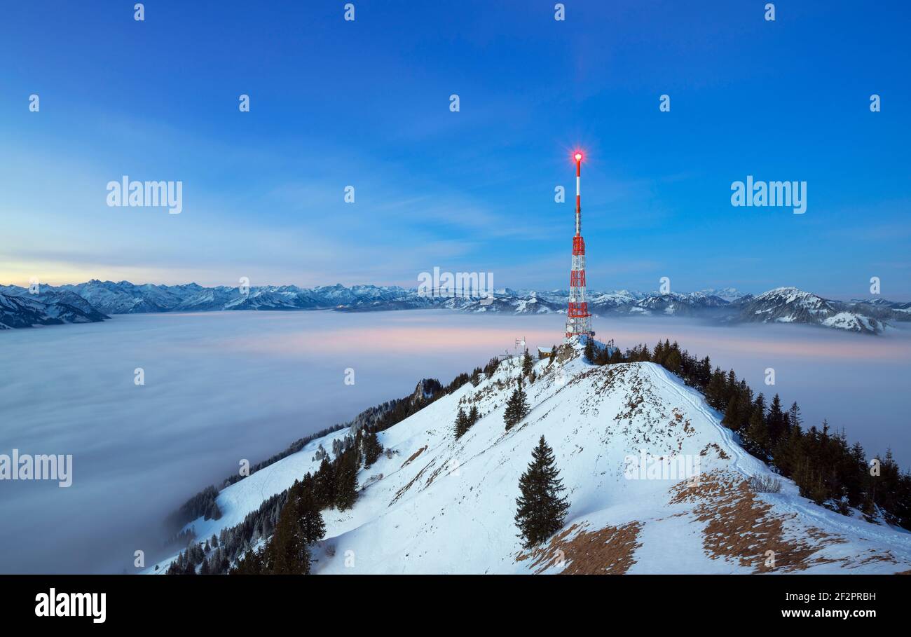 Aube au sommet des Grünten en hiver à l'heure bleue. Allgäu Alpes, Bavière, Allemagne Banque D'Images