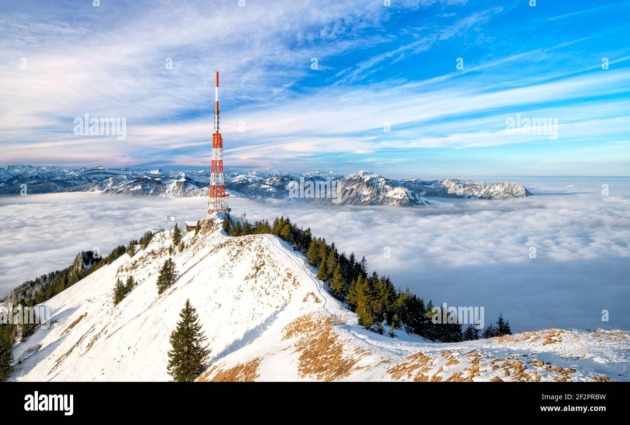 Paysage de montagne enneigé au sommet des Grünten par une belle journée d'hiver. Allgäu Alpes, Bavière, Allemagne Banque D'Images