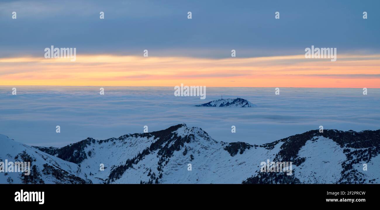 Crépuscule au sommet du Ponten en hiver. Vue sur les Grünten enneigés au-dessus de la mer des nuages. Allgäu Alpes, Bavière, Allemagne Banque D'Images