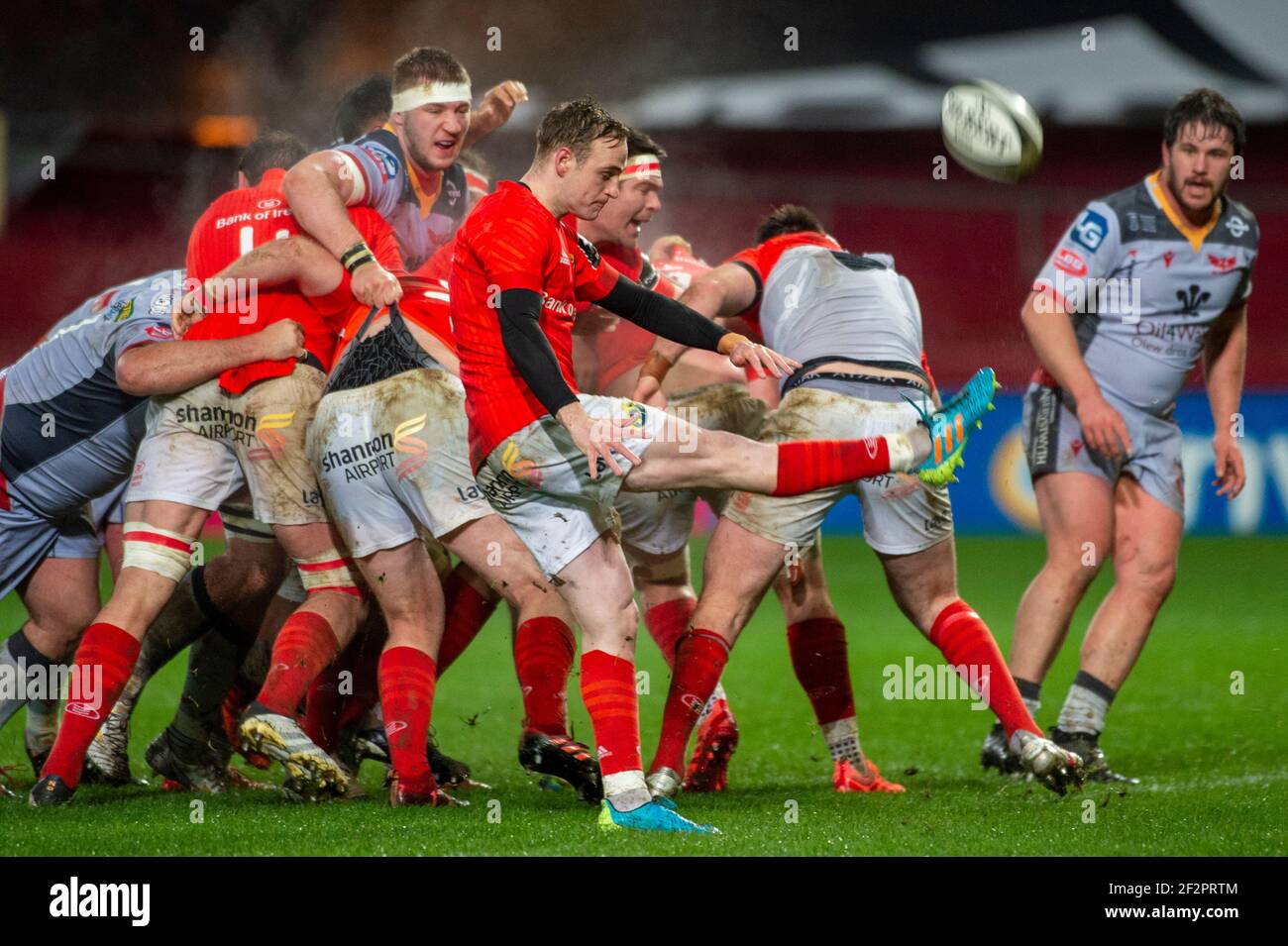 Limerick, Irlande. 12 mars 2021. Nick McCarthy de Munster lance le ballon pendant le match Guinness PRO14 Round 15 entre Munster Rugby et Scarlets à Thomond Park à Limerick, Irlande le 12 mars 2021 (photo par Andrew SURMA/SIPA USA) Credit: SIPA USA/Alay Live News Banque D'Images