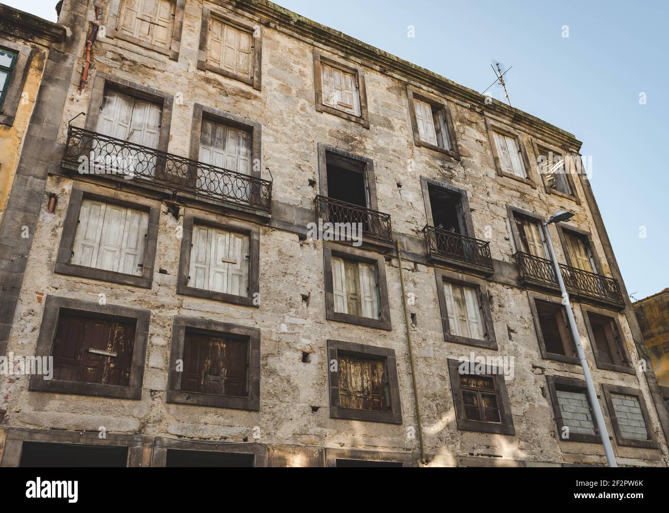 Façade d'un immeuble résidentiel typique à Porto, Portugal Banque D'Images