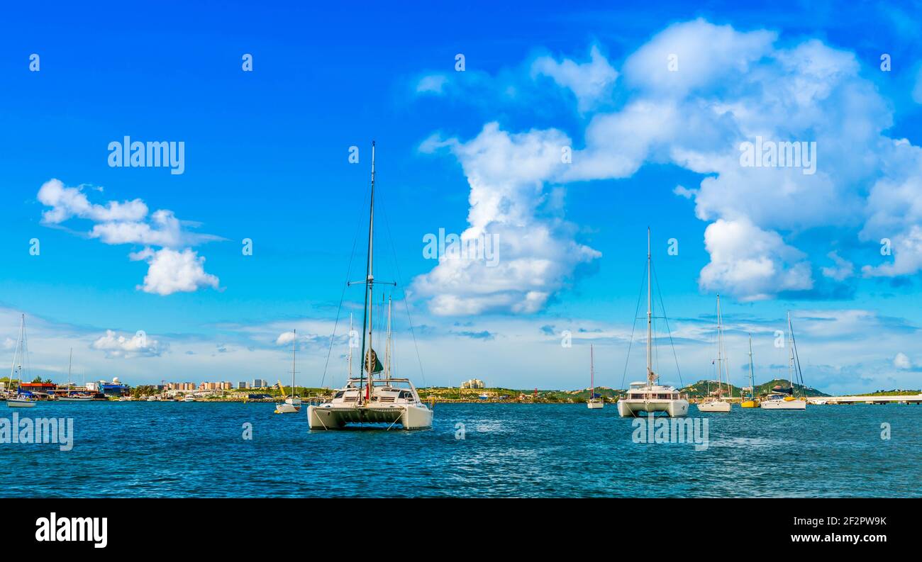 Catamarans sur l'île de Saint Martin dans les Caraïbes Banque D'Images