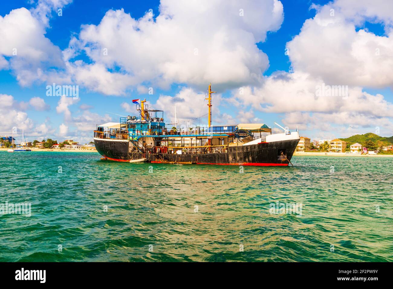 Ancien cargo remonté dans la mer des Caraïbes à Saint Martin Banque D'Images