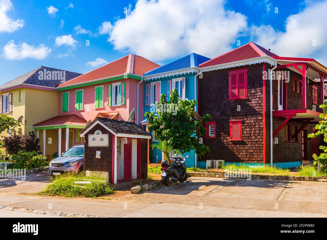 Maisons colorées dans le quartier de la Baie orientale sur l'île De Saint Martin dans les Caraïbes Banque D'Images