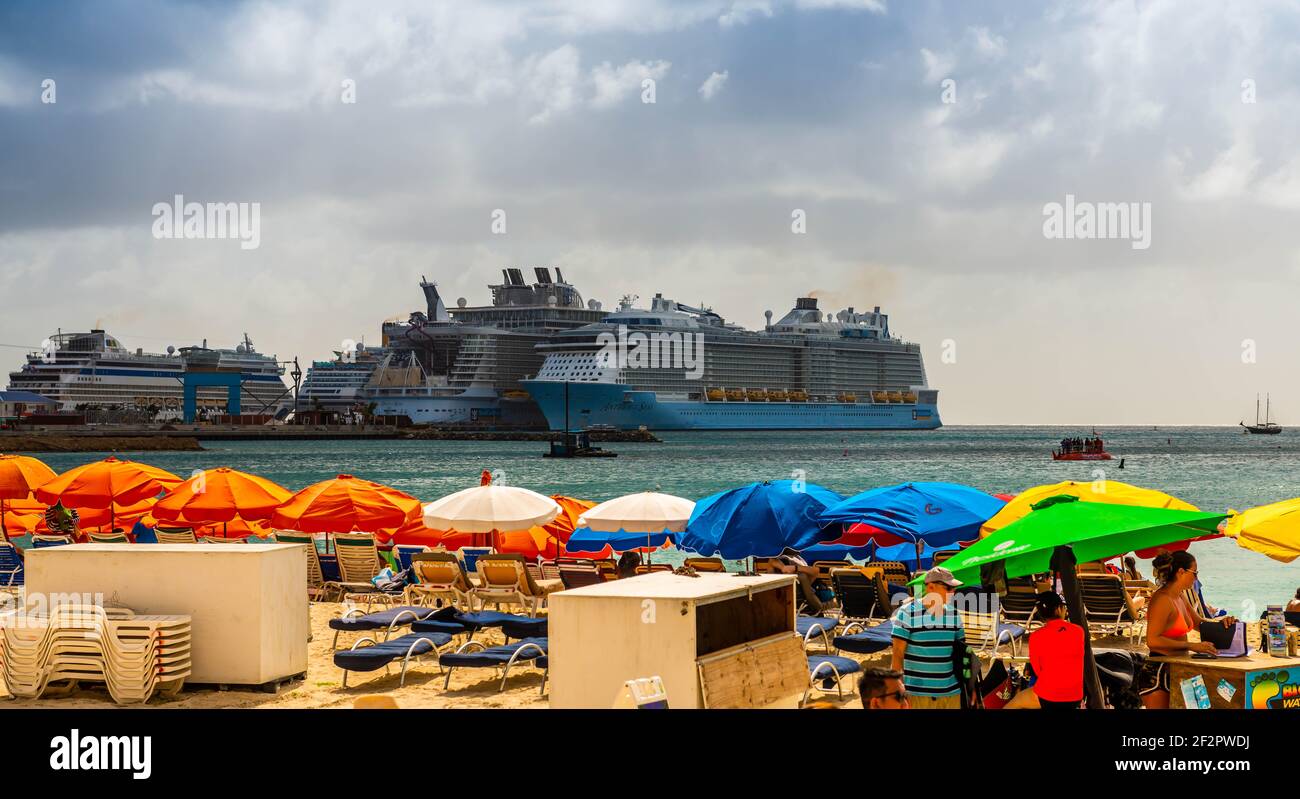 Philipsburg Beach et bateaux de croisière sur l'île de Saint Martin dans les Caraïbes Banque D'Images