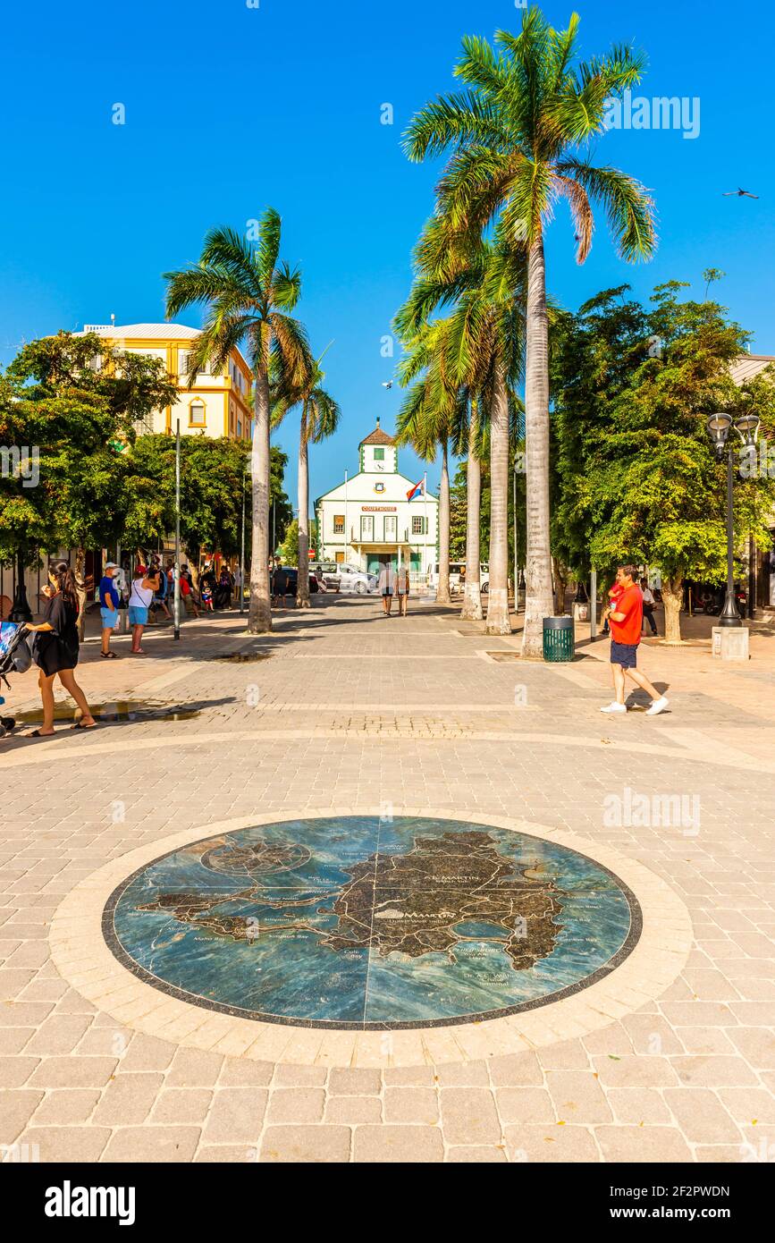 La carte du centre de Philipsburg et le palais de justice en arrière-plan à Philipsburg sur l'île de Saint Martin dans les Caraïbes. Banque D'Images