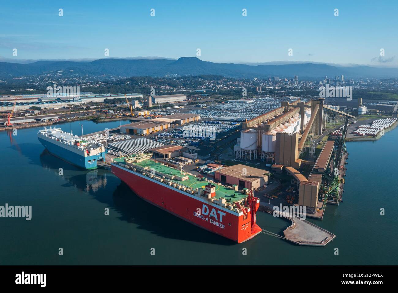 13 mars 2021 - Port Kembla, Nouvelle-Galles du Sud, Australie. Transporteur de véhicules Dong A METIS, exploité par DAT Metis maritime, à quai. Banque D'Images