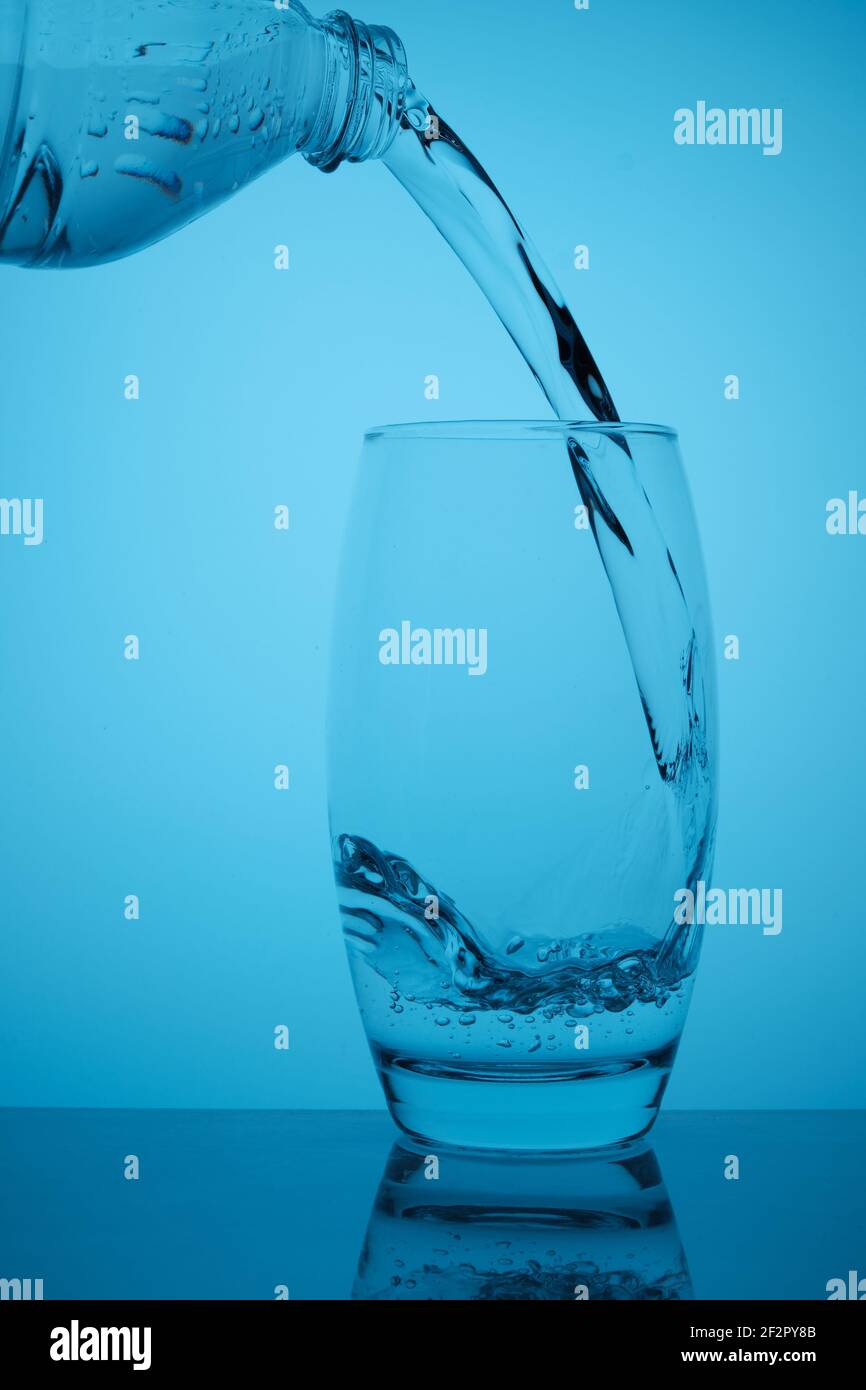 De l'eau pure coule jusqu'au verre Banque D'Images