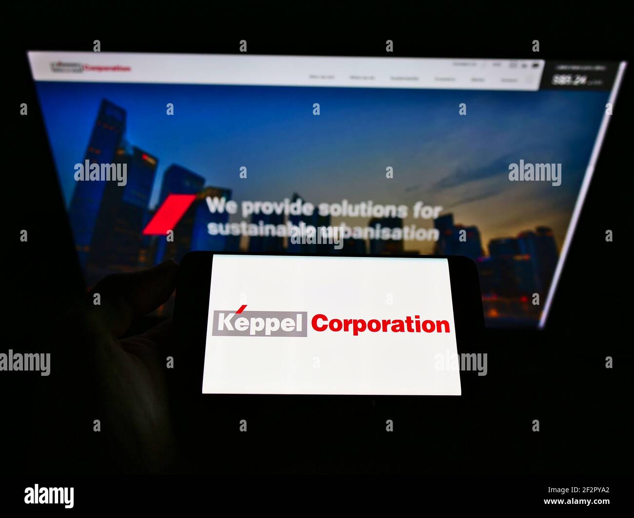 Personne tenant un smartphone avec le logo du conglomérat de Singapour Keppel Corporation à l'écran devant la page Web de l'entreprise. Concentrez-vous sur l'affichage du téléphone portable. Banque D'Images