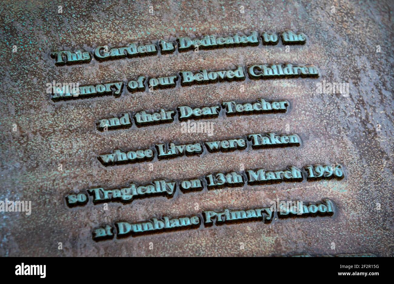 Une plaque commémorative pour les victimes du massacre de Dunblane à l'entrée du jardin du souvenir au cimetière de Dunblane avant le 25e anniversaire de la fusillade de samedi. Date de la photo : vendredi 12 mars 2021. Banque D'Images