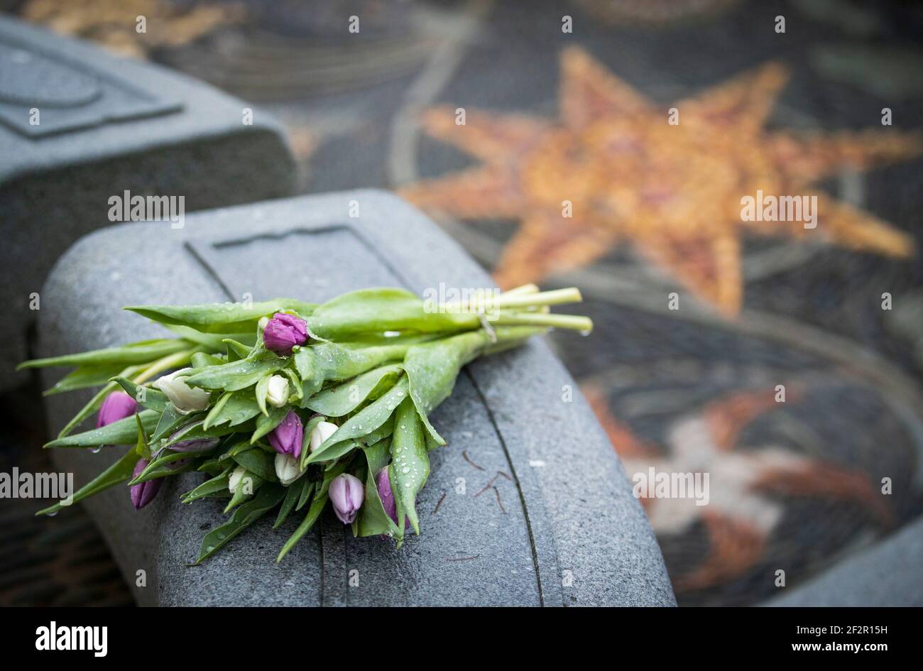 Hommages floraux laissés à la fontaine commémorative du cimetière de Dunblane pour les victimes du massacre de Dunblane avant le 25e anniversaire de la fusillade de samedi. Date de la photo : vendredi 12 mars 2021. Banque D'Images