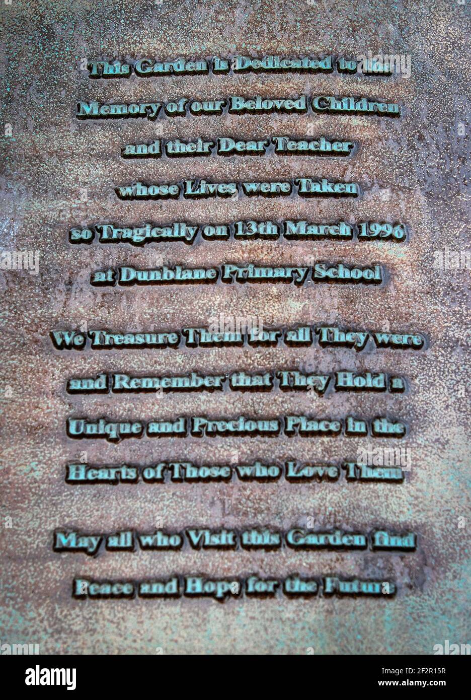 Une plaque commémorative pour les victimes du massacre de Dunblane à l'entrée du jardin du souvenir au cimetière de Dunblane avant le 25e anniversaire de la fusillade de samedi. Date de la photo : vendredi 12 mars 2021. Banque D'Images