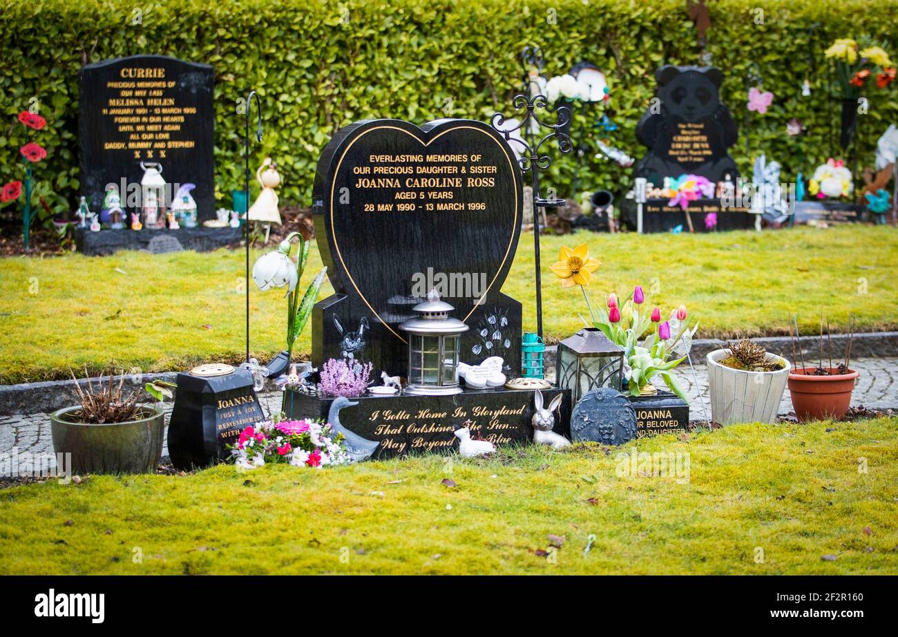 Les tombes des victimes du massacre de Dunblane dans le jardin du souvenir au cimetière de Dunblane, avant le 25e anniversaire de la fusillade de samedi. Date de la photo : vendredi 12 mars 2021. Banque D'Images