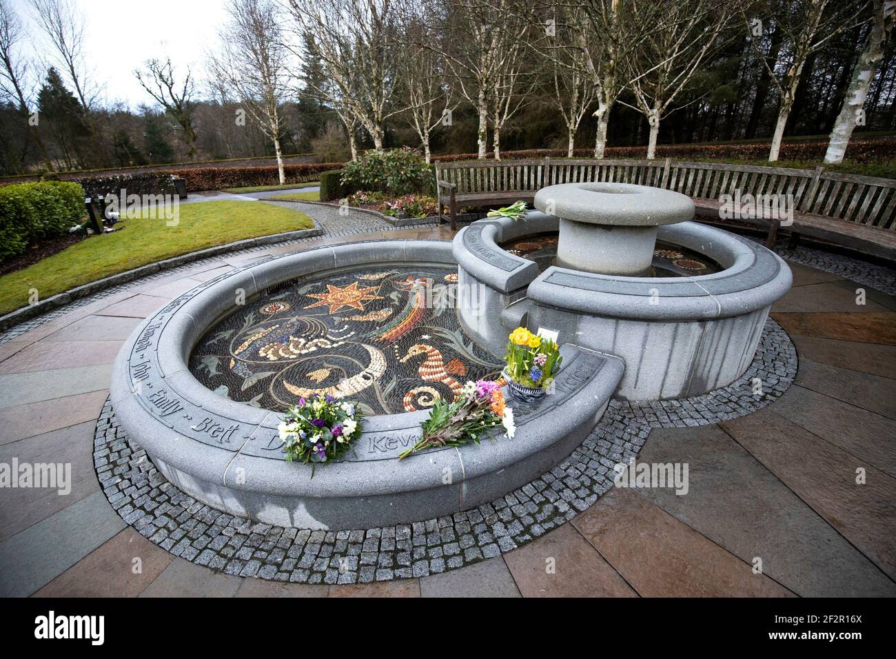 Hommages floraux laissés à la fontaine commémorative du cimetière de Dunblane pour les victimes du massacre de Dunblane avant le 25e anniversaire de la fusillade de samedi. Date de la photo : vendredi 12 mars 2021. Banque D'Images