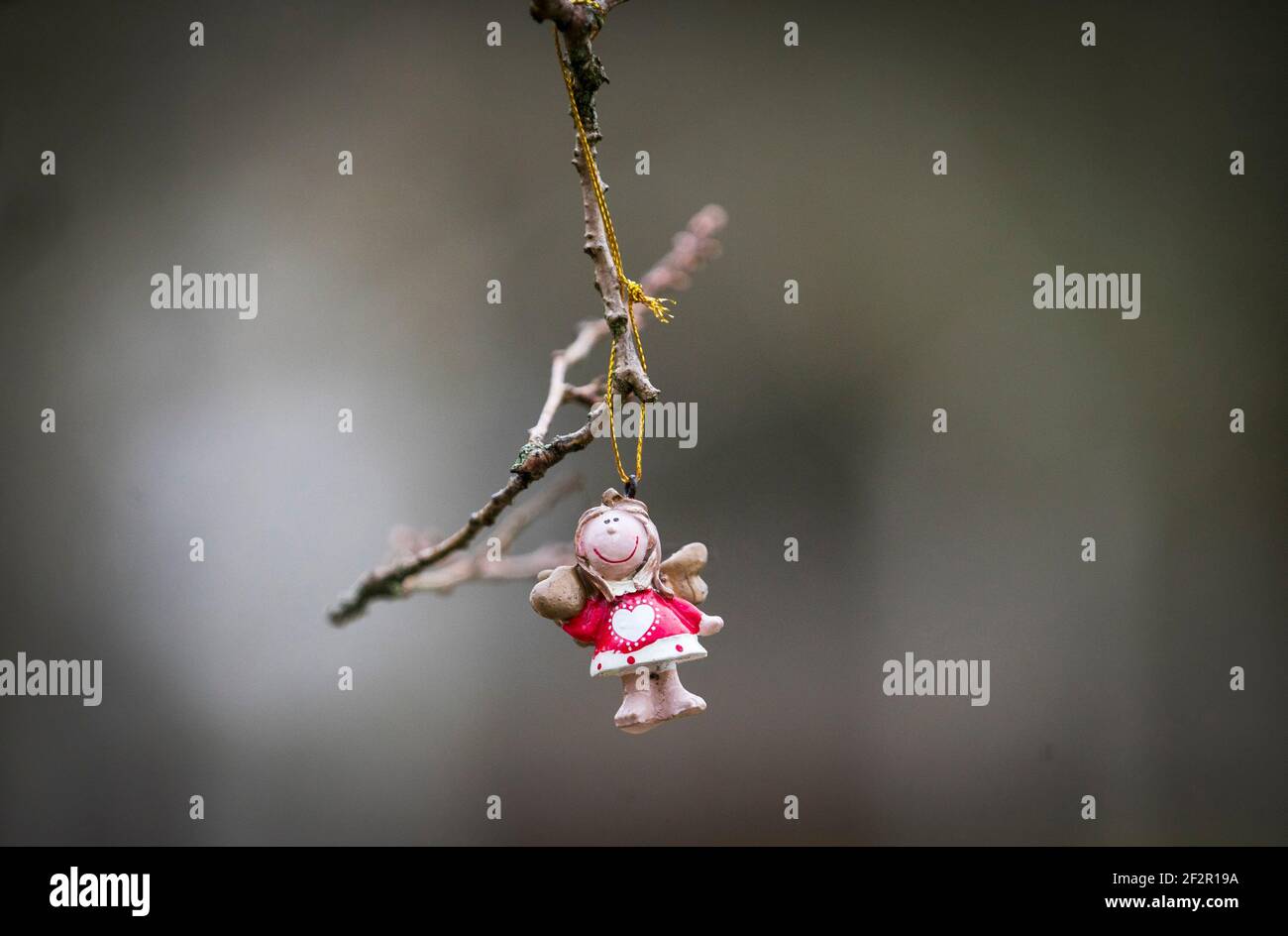 Un ange pend d'un arbre dans le jardin du souvenir au cimetière de Dunblane avant le 25e anniversaire du massacre de Dunblane samedi. Date de la photo : vendredi 12 mars 2021. Banque D'Images