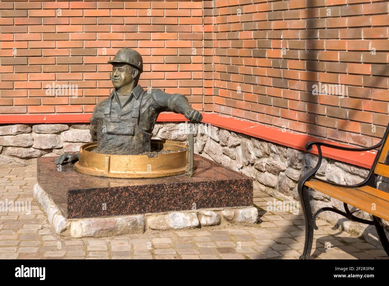 RYBINSK, RUSSIE / AOÛT 15,2020 : statue de plombier dans la ville de Rybinsk, région de Yaroslavl, Russie. Profession utile et professionnalisme dans le logement et c Banque D'Images