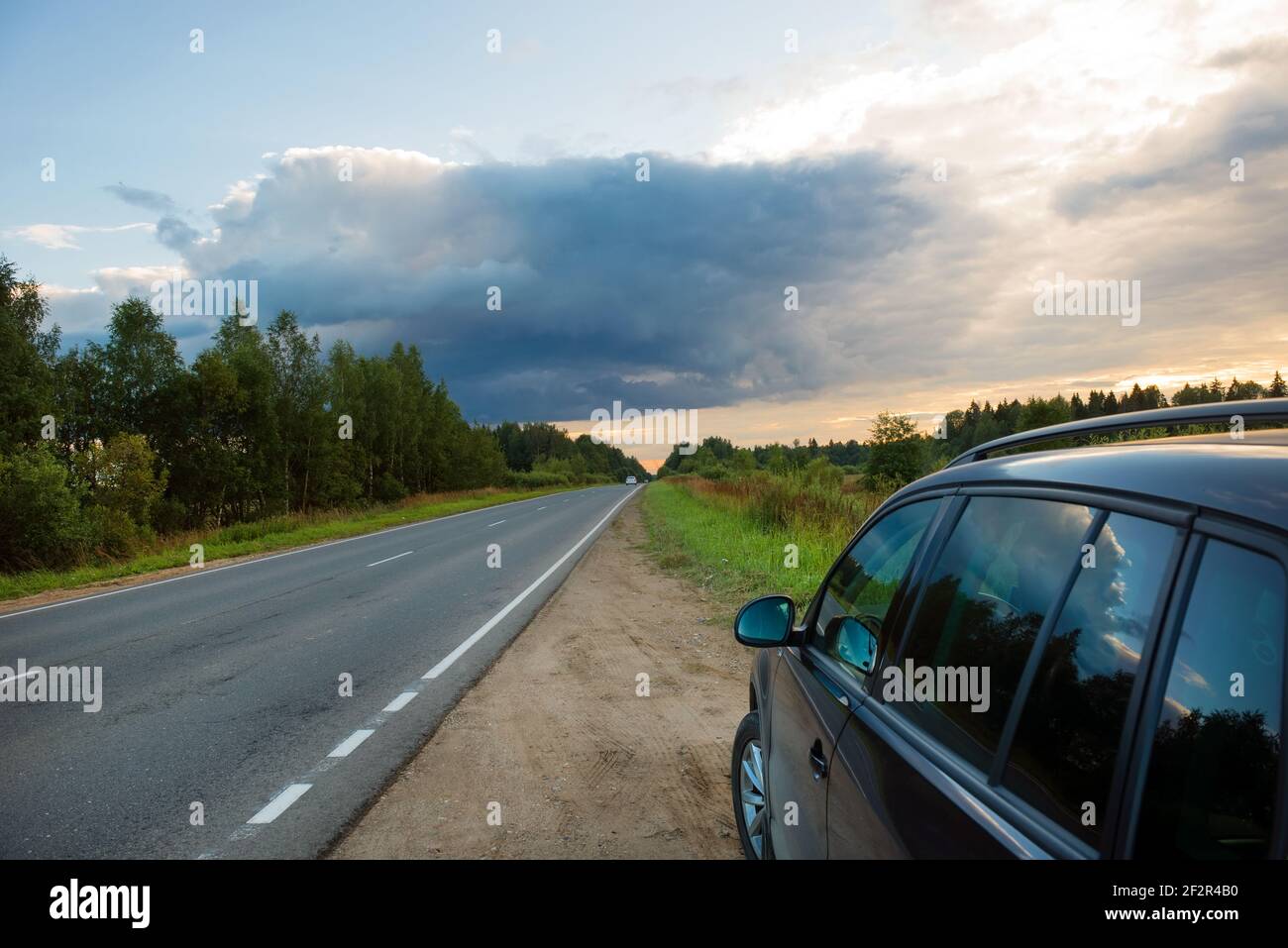 En voiture. Voiture sur le côté d'une autoroute en soirée d'été Banque D'Images