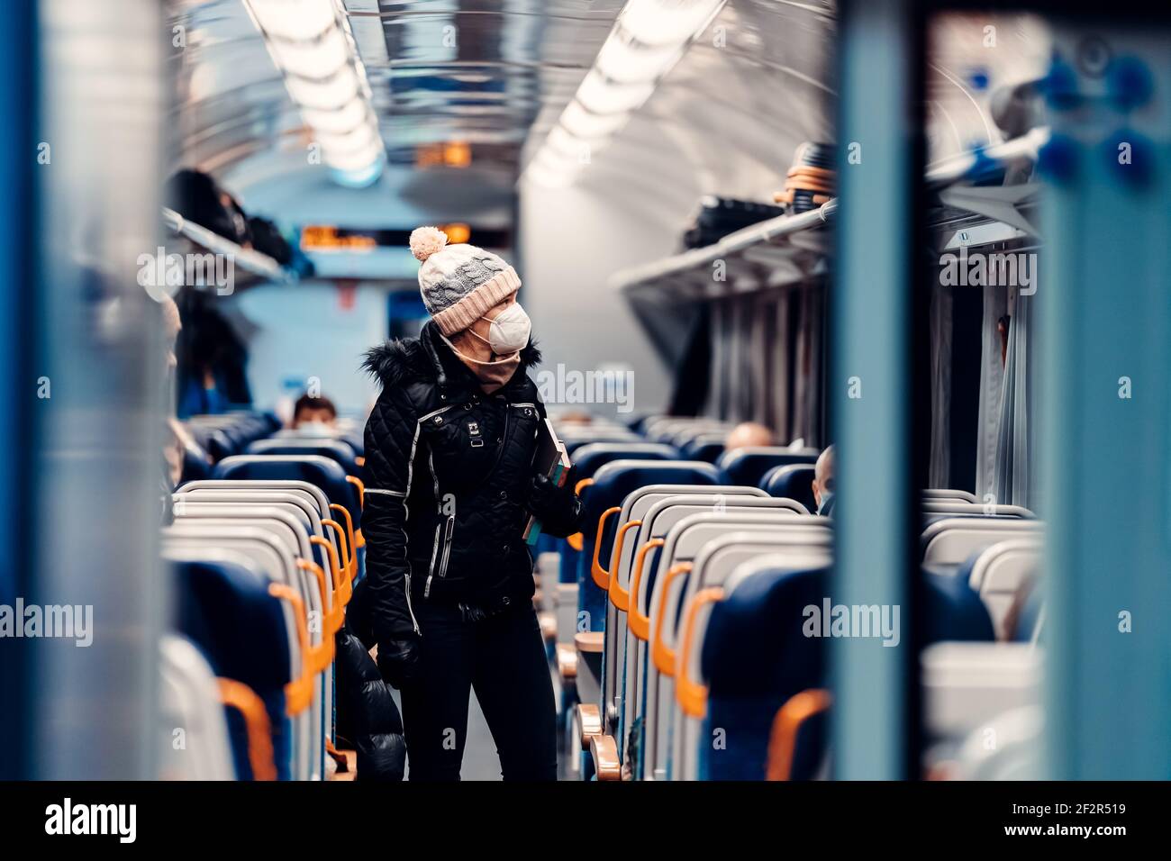 jeune femme avec un masque facial dans un train au moment du coronavirus. covid-19 Banque D'Images