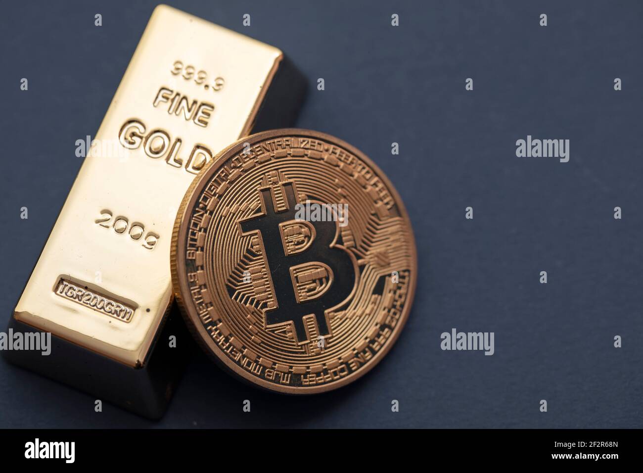 Pièce de monnaie crypto-monnaie Bitcoin avec une barre de lingots d'or. Concept d'investissement Banque D'Images