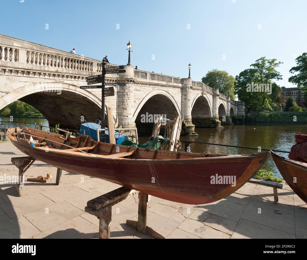 LONDRES, Royaume-Uni - 24 MAI 2010 : construction de bateaux en bois traditionnels à côté du pont de Richmond-upon-Thames Banque D'Images