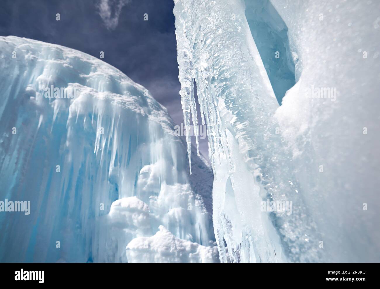 Cascade de montagne gelée avec des glaçons contre le ciel bleu Banque D'Images