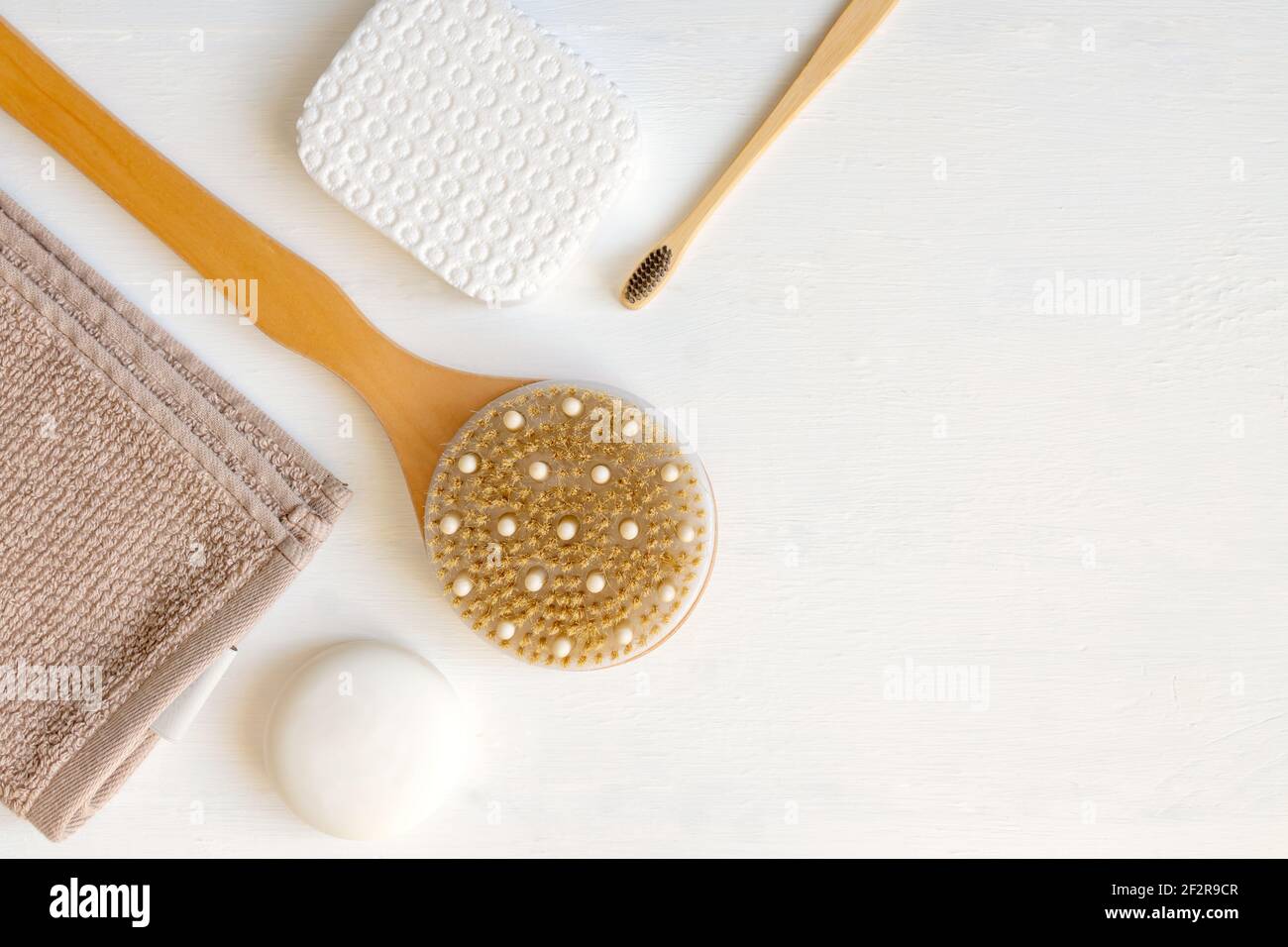 Composition Flat Lay avec accessoires de bain et de soin de la peau sur fond blanc. Banque D'Images