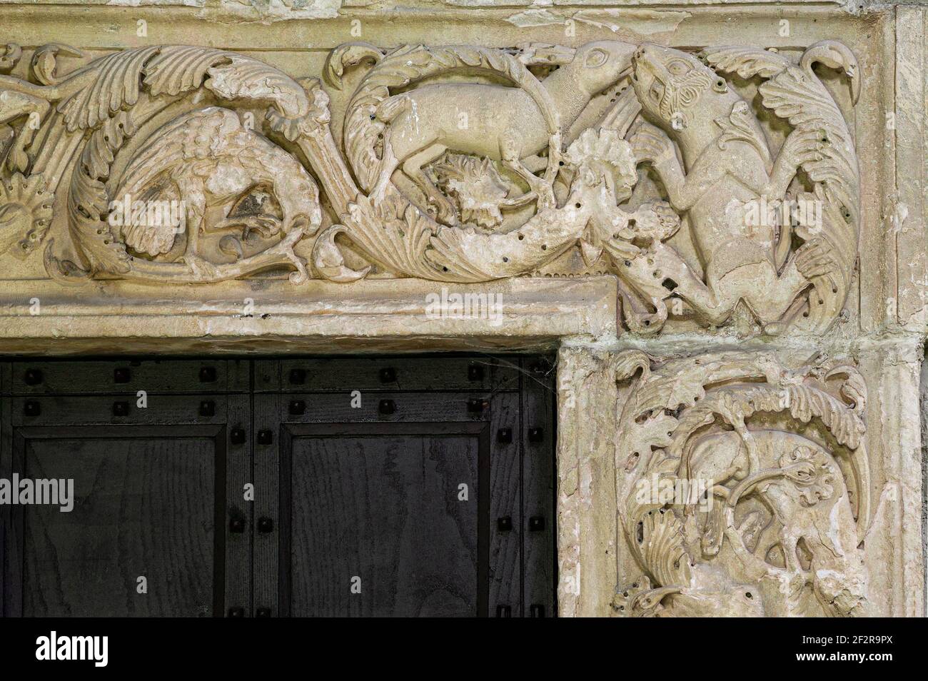 Décorations sculpturales avec des animaux fantastiques du portail de l'abbaye de San Bartolomeo. Carpineto della Nora, province de Pescara, Abruzzes, Italie Banque D'Images