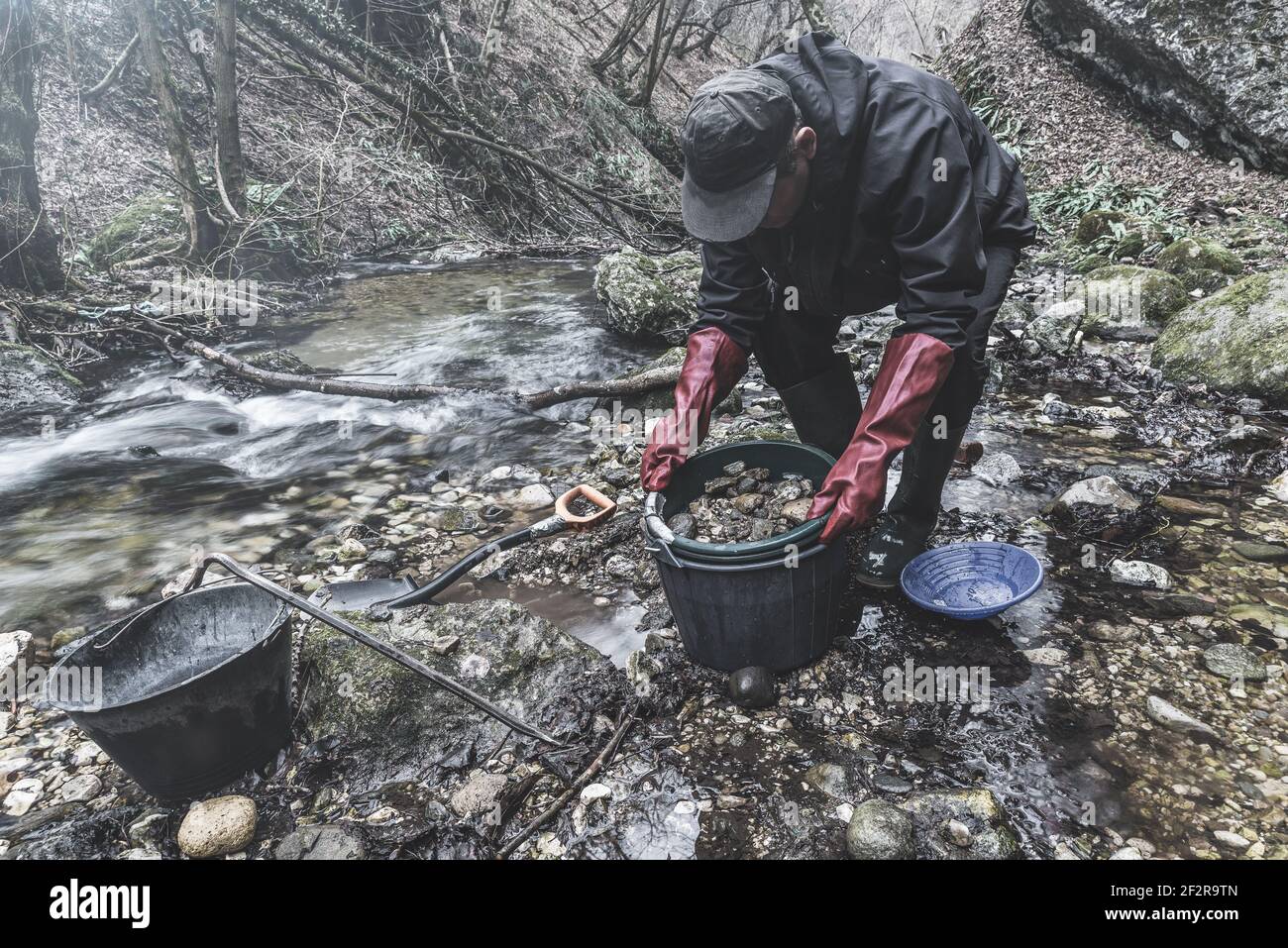 Aventures en plein air sur la rivière. Recherche d'or Banque D'Images