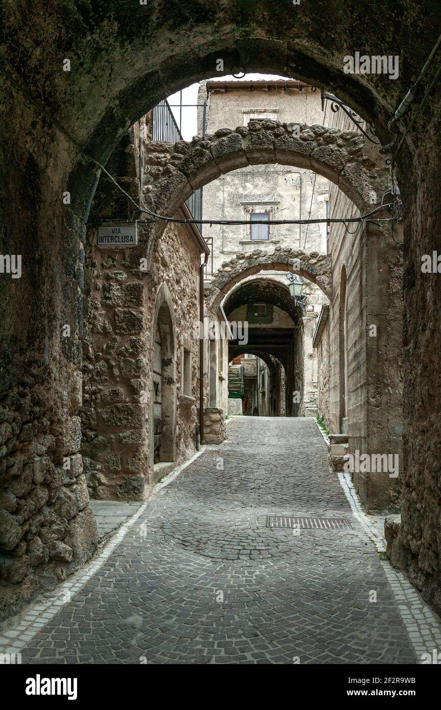 Architecture caractéristique des ruelles du Castel Vecchio Calvisio. Province de l'Aquila, Abruzzes, Italie, Europe Banque D'Images