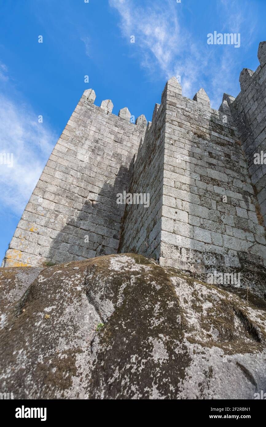 Façade arrière de la forteresse vue sur le château de Guimaraes, un château médiéval emblématique, dans la région nord du Portugal Banque D'Images