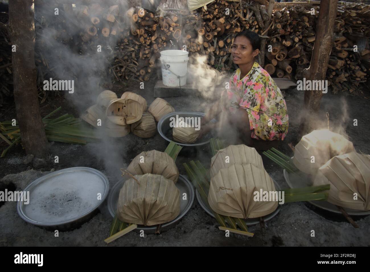 Yunce Unbanu faire bouillir la sève de palmier pour faire du sucre de palmier dans le village d'Oehandi, île de Rote, Indonésie. Le sucre de palme est une autre source de revenu pour les villageois vivant dans l'île. Banque D'Images