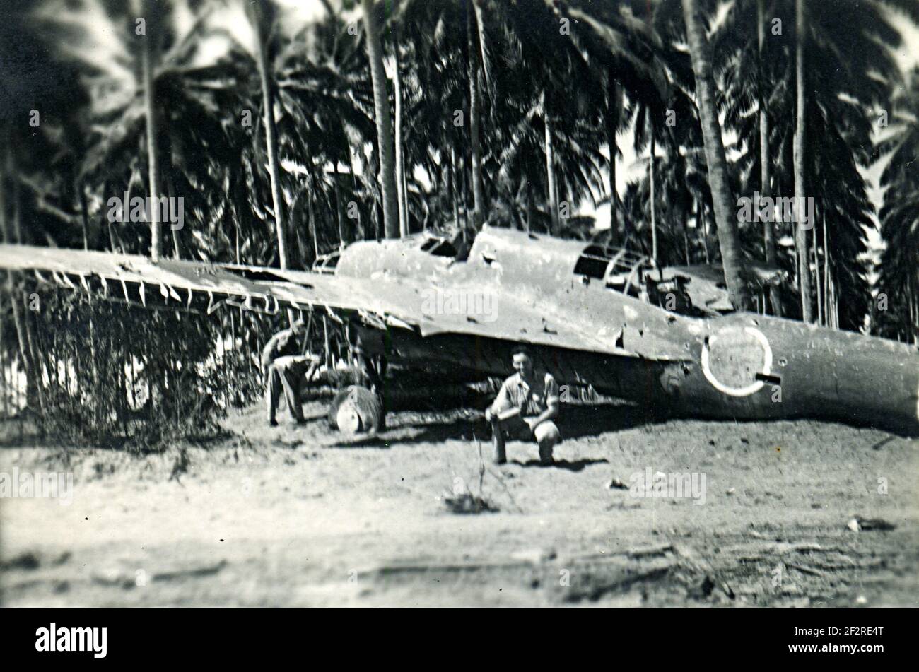 Les soldats américains de la Seconde Guerre mondiale près d'un avion japonais Wrecks la deuxième Guerre mondiale Japon - Kawasaki Ki-48 'Lily' Light Bomber Banque D'Images