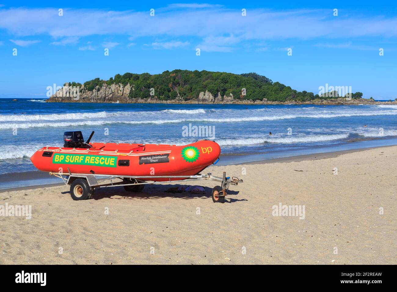 Un bateau gonflable de sauvetage de surf sur la plage du mont Maunganui, en Nouvelle-Zélande, avec la mer et l'île de Moturiki en arrière-plan Banque D'Images