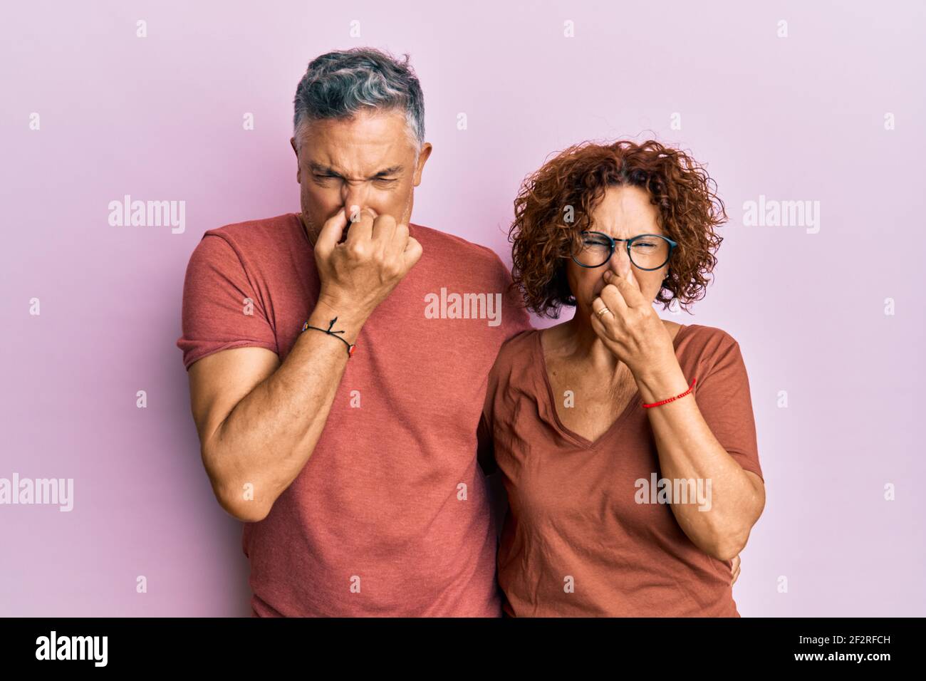 Intolerable Couples Beau couple d'âge moyen ensemble portant des vêtements décontractés qui ...