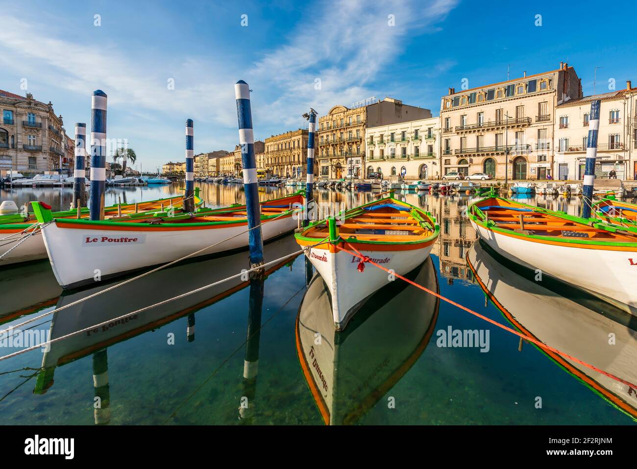 Bateaux typiques de Sète sur le canal royal de Sète, dans l'Hérault, en Occitanie, France Banque D'Images