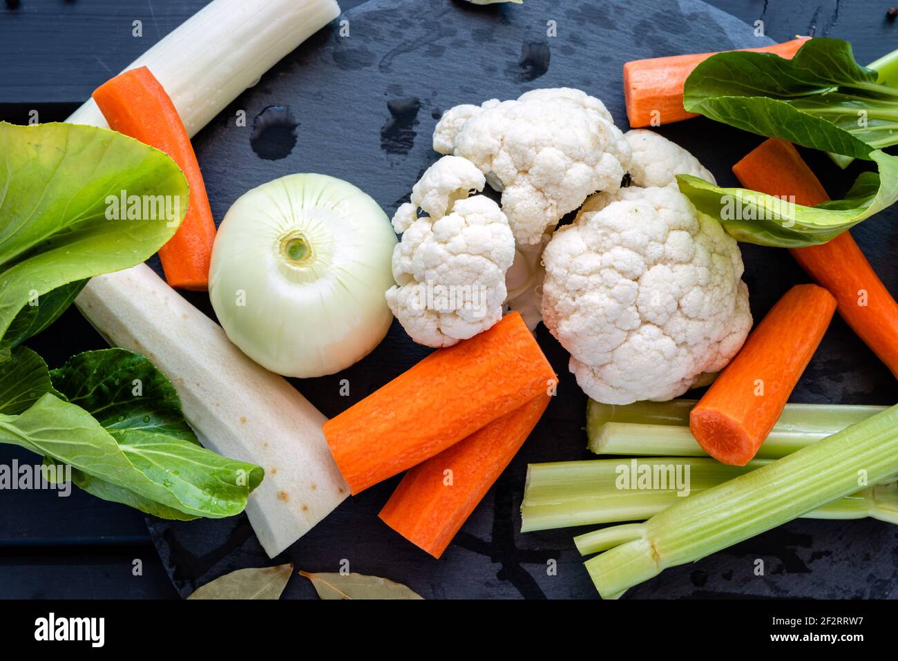 soupe de légumes frais préparée pour le bouillon de cuisson Banque D'Images
