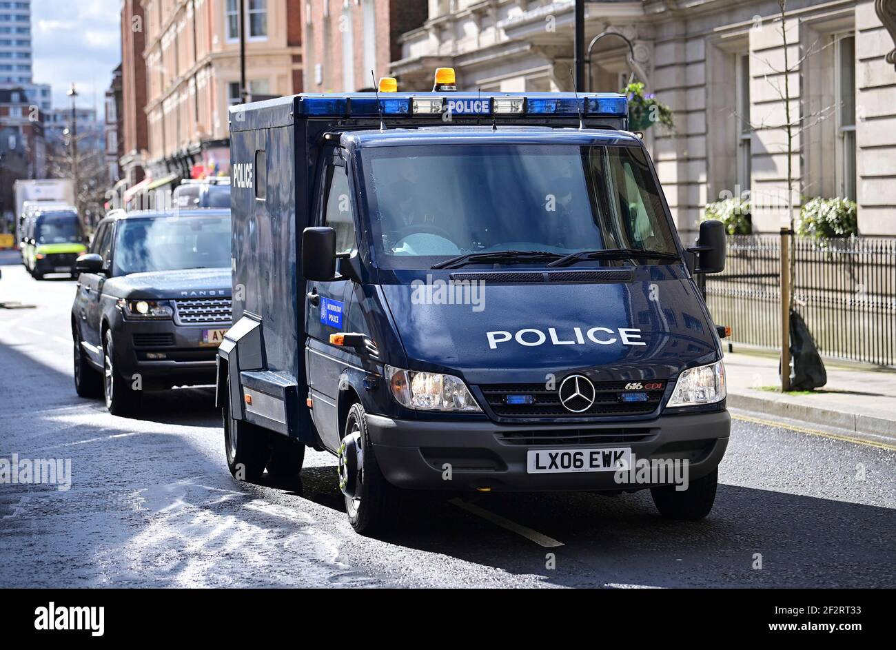 Londres, Royaume-Uni. 13 mars 2021. Les policiers escortent un véhicule de police lourdement blindé transportant un prisonnier au tribunal des magistrats de Westminster où le suspect Wayne Couzens doit comparaître. Couzens, UN policier en service, a été accusé d'enlèvement et de meurtre de Sarah Everard, qui a disparu à son retour à Clapham, dans le sud de Londres. Plus tard, le corps de Sarah Everard a été découvert des bois dans le Kent plus d'une semaine après qu'elle ait été repérée pour la dernière fois le 3 mars. Crédit photo: Ben Cawthra/Sipa USA **NO UK SALES** crédit: SIPA USA/Alay Live News Banque D'Images