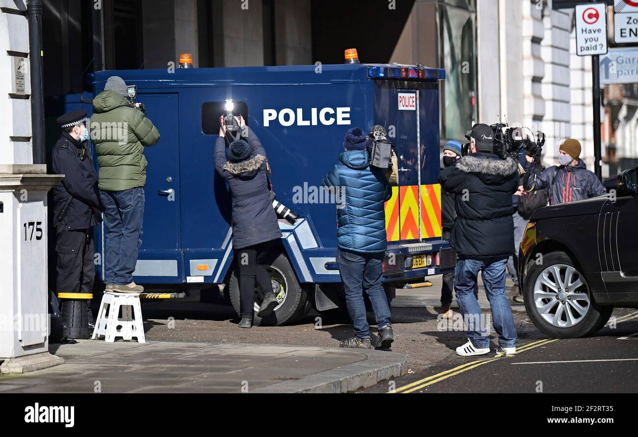 Londres, Royaume-Uni. 13 mars 2021. Les médias et la police entourent un véhicule de police lourdement blindé transportant un prisonnier au tribunal des magistrats de Westminster où le suspect Wayne Couzens doit comparaître. Couzens, UN policier en service, a été accusé d'enlèvement et de meurtre de Sarah Everard, qui a disparu à son retour à Clapham, dans le sud de Londres. Plus tard, le corps de Sarah Everard a été découvert des bois dans le Kent plus d'une semaine après qu'elle ait été repérée pour la dernière fois le 3 mars. Crédit photo: Ben Cawthra/Sipa USA **NO UK SALES** crédit: SIPA USA/Alay Live News Banque D'Images