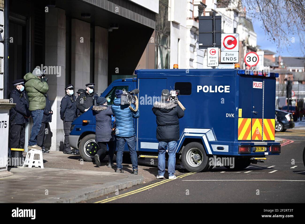 Londres, Royaume-Uni. 13 mars 2021. Les médias et la police entourent un véhicule de police lourdement blindé transportant un prisonnier au tribunal des magistrats de Westminster où le suspect Wayne Couzens doit comparaître. Couzens, UN policier en service, a été accusé d'enlèvement et de meurtre de Sarah Everard, qui a disparu à son retour à Clapham, dans le sud de Londres. Plus tard, le corps de Sarah Everard a été découvert des bois dans le Kent plus d'une semaine après qu'elle ait été repérée pour la dernière fois le 3 mars. Crédit photo: Ben Cawthra/Sipa USA **NO UK SALES** crédit: SIPA USA/Alay Live News Banque D'Images